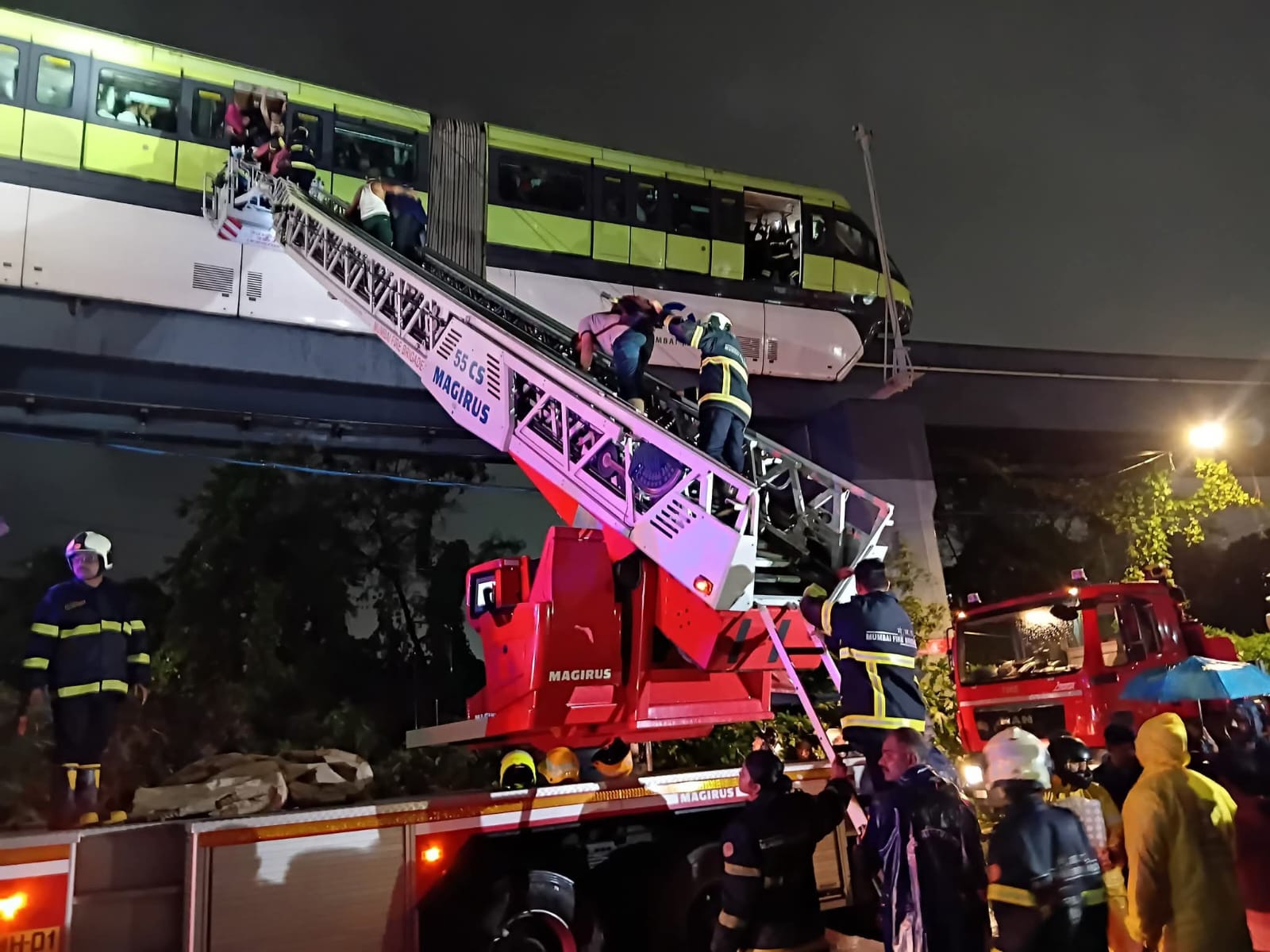 mumbai-monorail-rescue